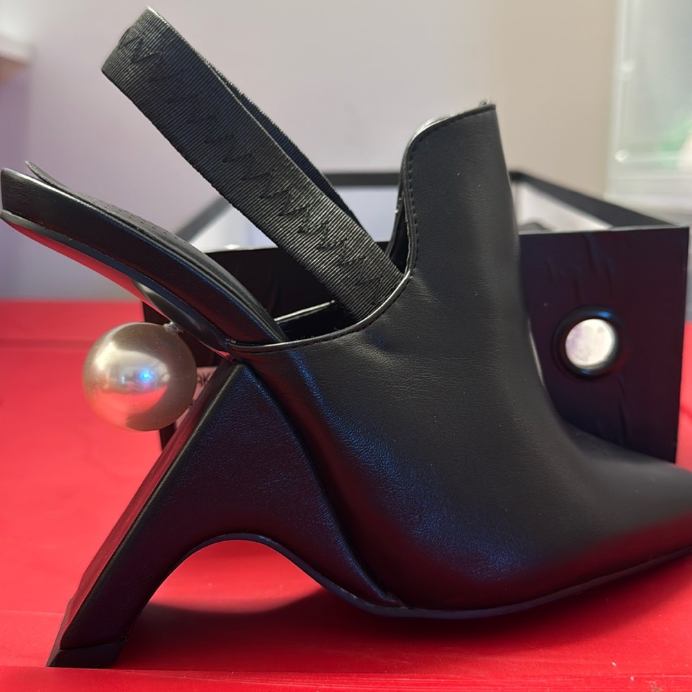 New| Never worn size 7.5 Azalea Wang heel